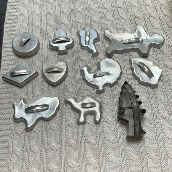 11 VTG cookie cutters. Tin. Holiday, everyday and playing cards. - Picture 8 of 8